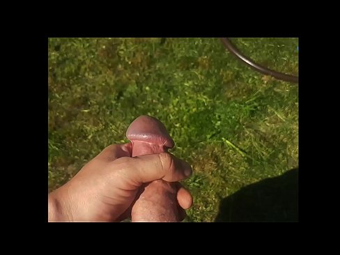 ❤️ Vruća zgodnica jebe svoju ružičastu macu i svršava špricom u ljetnom vrtu ️❌ Domaći porno na hr.sexvideogif.ru ❤